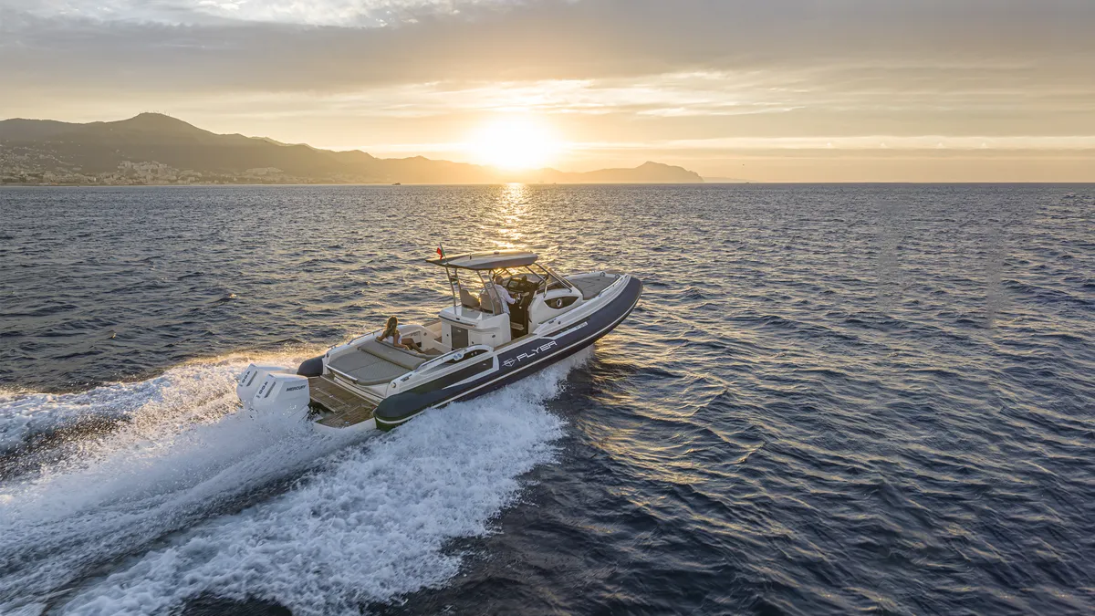 BWA Nautica Flyer F36: Bootsfahrt auf dem Meer bei Sonnenuntergang