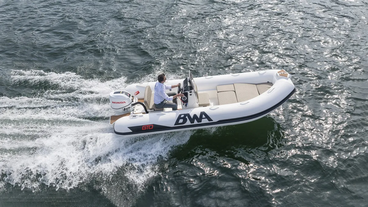 BWA Nautica GTO 178: Ein Schlauchboot, das mit hoher Geschwindigkeit auf dem Meer fährt