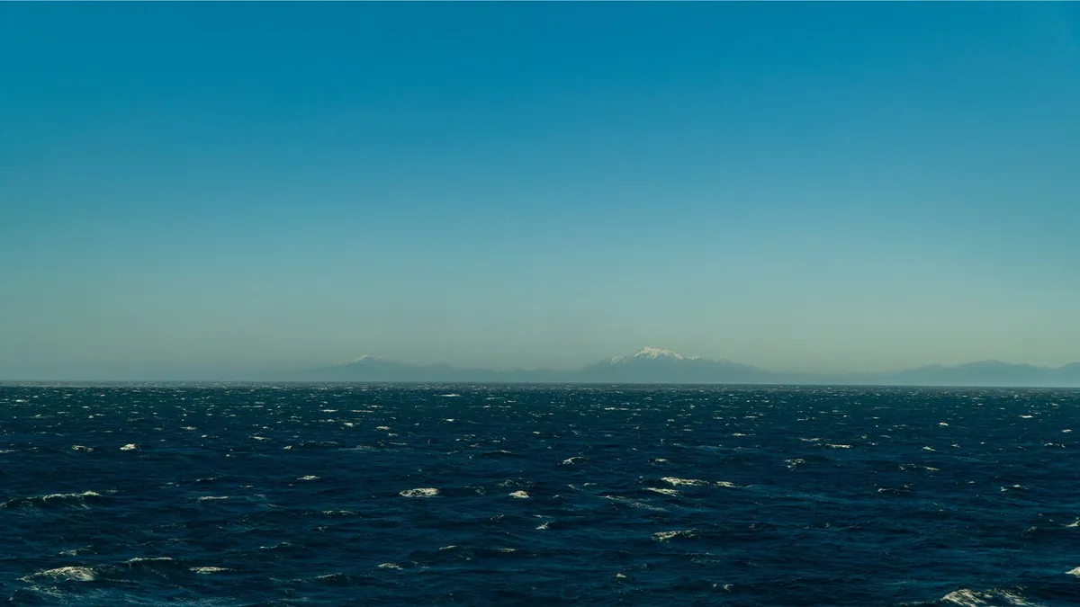 BWA Nautica GTO 258: Das Meer mit Bergen am Horizont