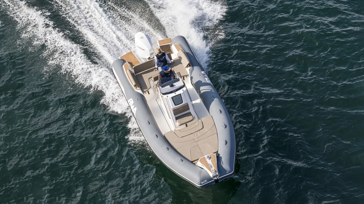 BWA Nautica GTO 278: Rubber dinghy cruising at sea