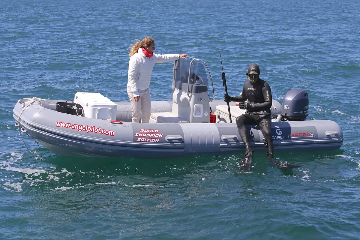 Capelli Apnea 51: Ein Taucher springt von einem Schlauchboot