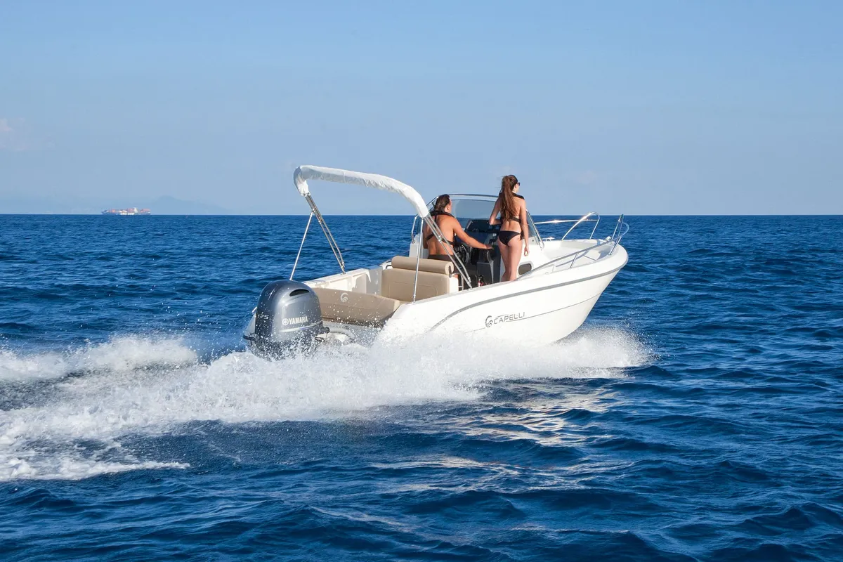Capelli Cap 21.5 WA: Boat cruising with spray at sea