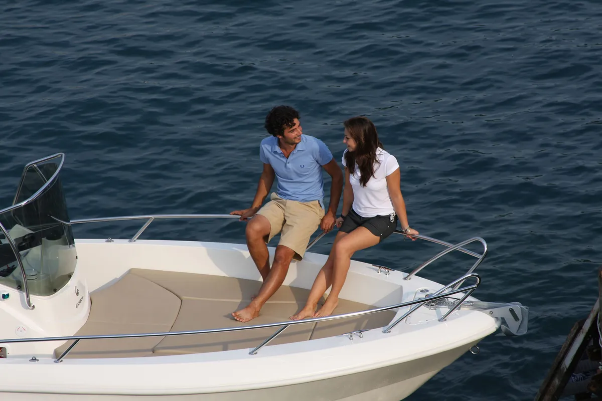 Capelli Cap 21 Open: Couple sitting on the bow