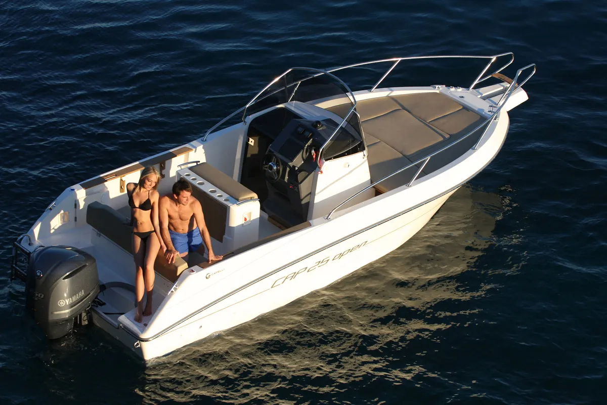 Capelli Cap 25 Open: Boat with a couple on the water