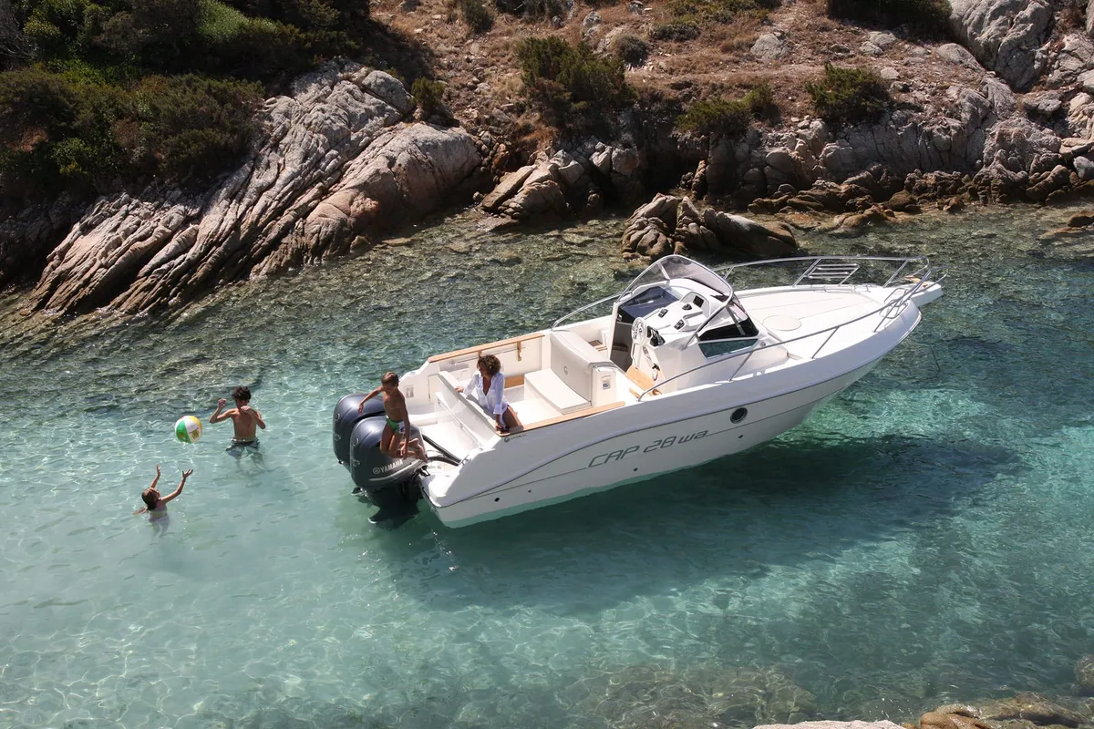 Capelli Cap 28 WA: Bateau à l'ancre près des rochers