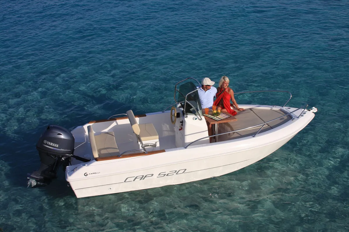 Capelli Cap 520 Open: Ein Boot mit einem Paar auf dem Meer