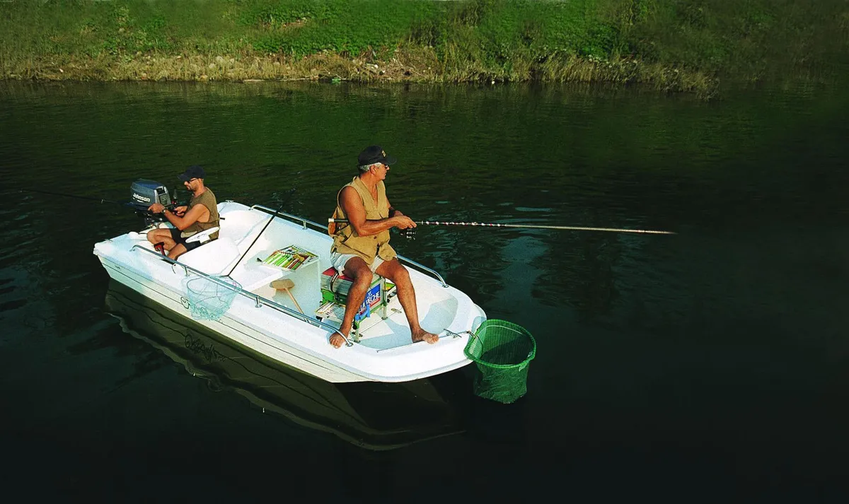 Capelli Cristal 400: Zwei Männer, die von einem Boot aus angeln