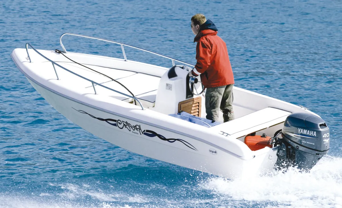 Capelli Cristal 450 Sun: Boat cruising at sea
