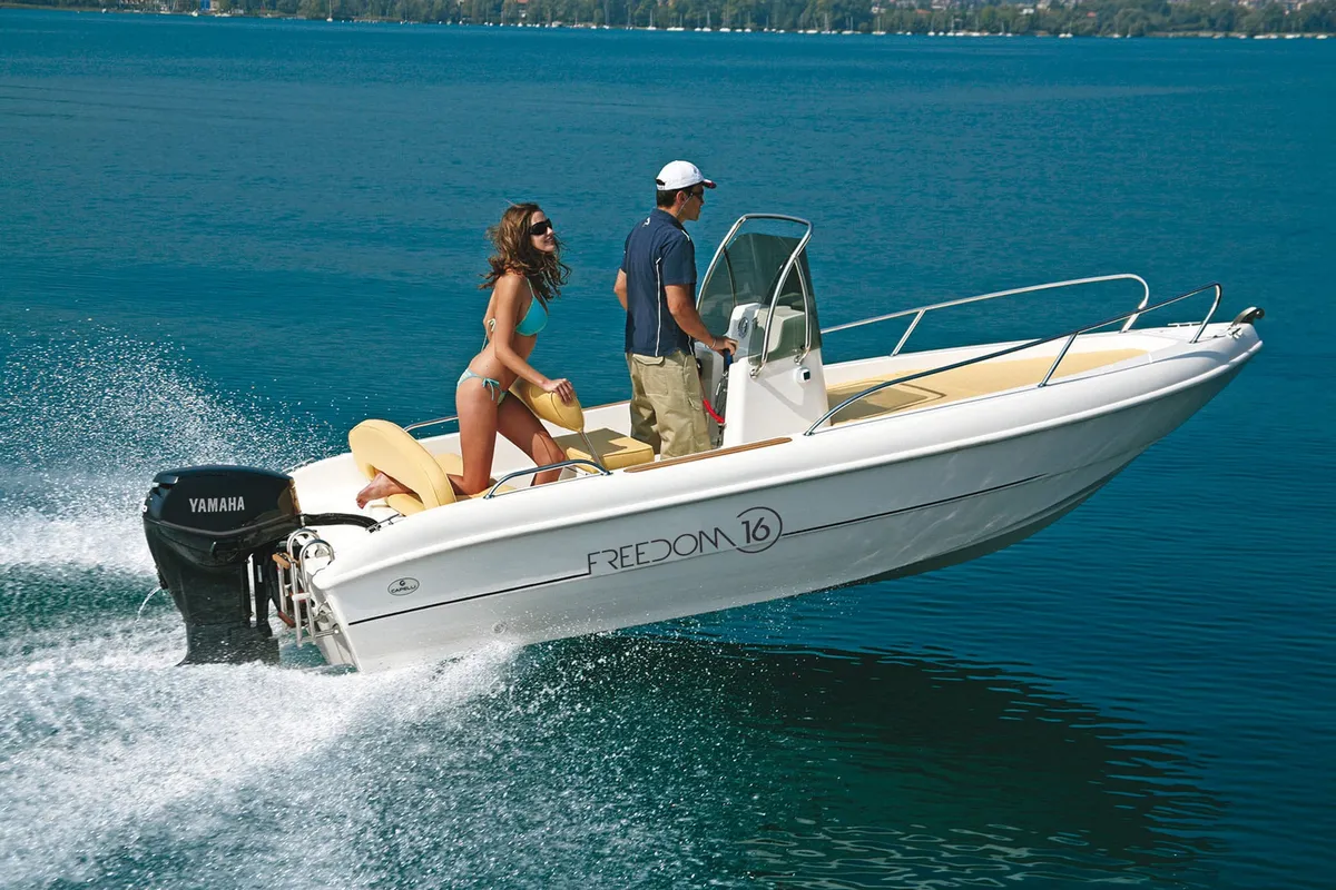 Capelli Freedom 16: Boat cruising on water