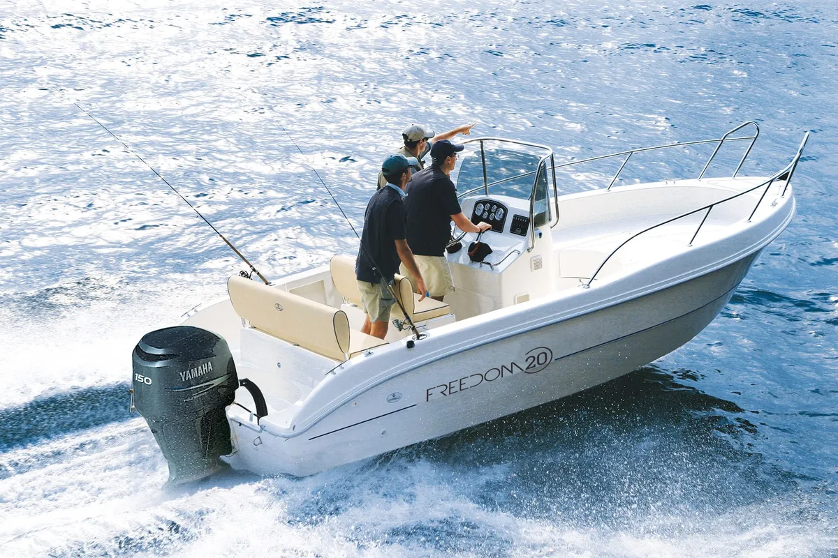 Capelli Freedom 20: Boat cruising with fishermen