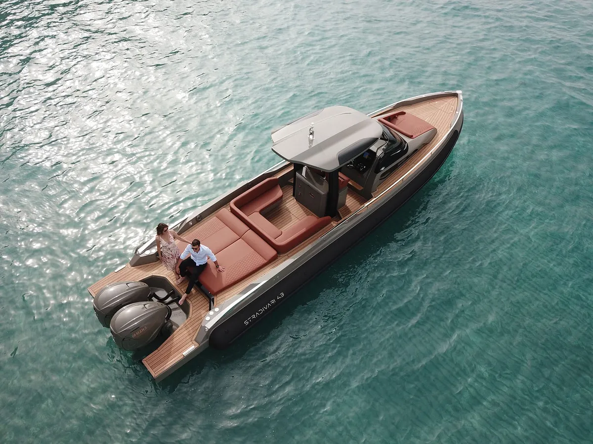 Capelli Stradivari 43: Ein Boot auf dem Meer mit einem Paar
