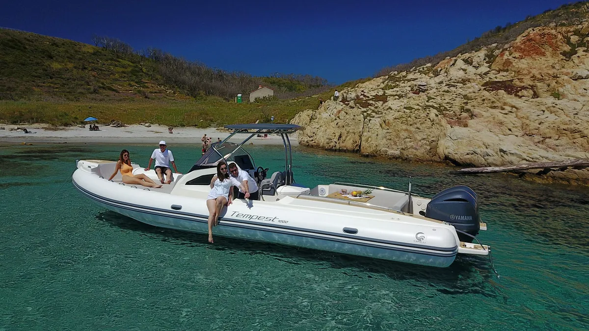 Capelli Tempest 1000 Open: Rubber dinghy with people near a bay