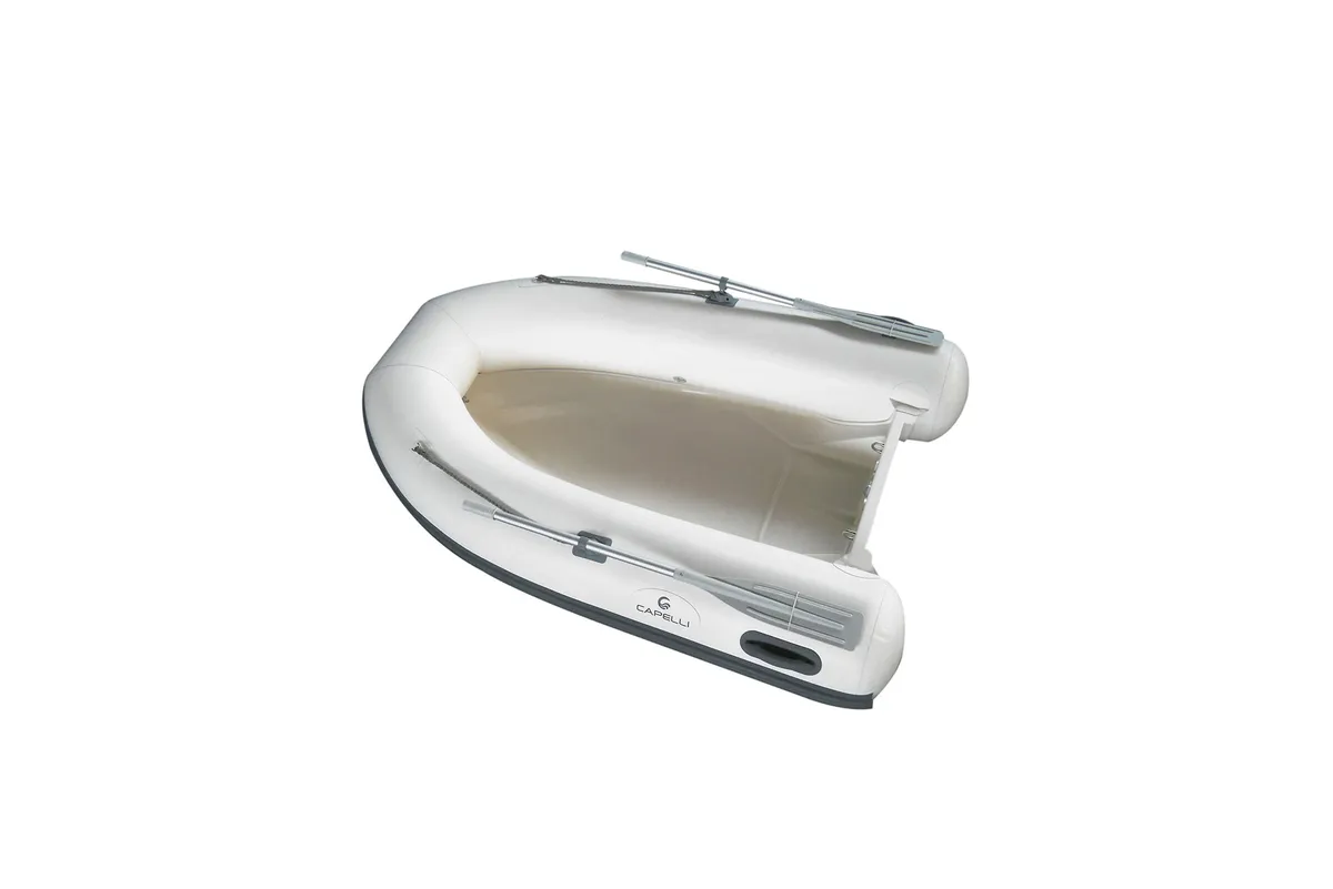 Capelli Tempest 250 Tender: Schlauchboot mit Paddeln vor weißem Hintergrund