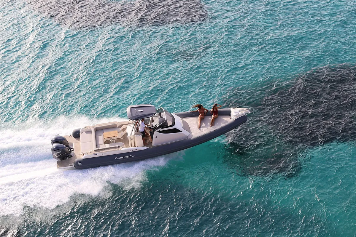 Capelli Tempest 38: Ein Schiff, das mit Passagieren an Bord auf See fährt