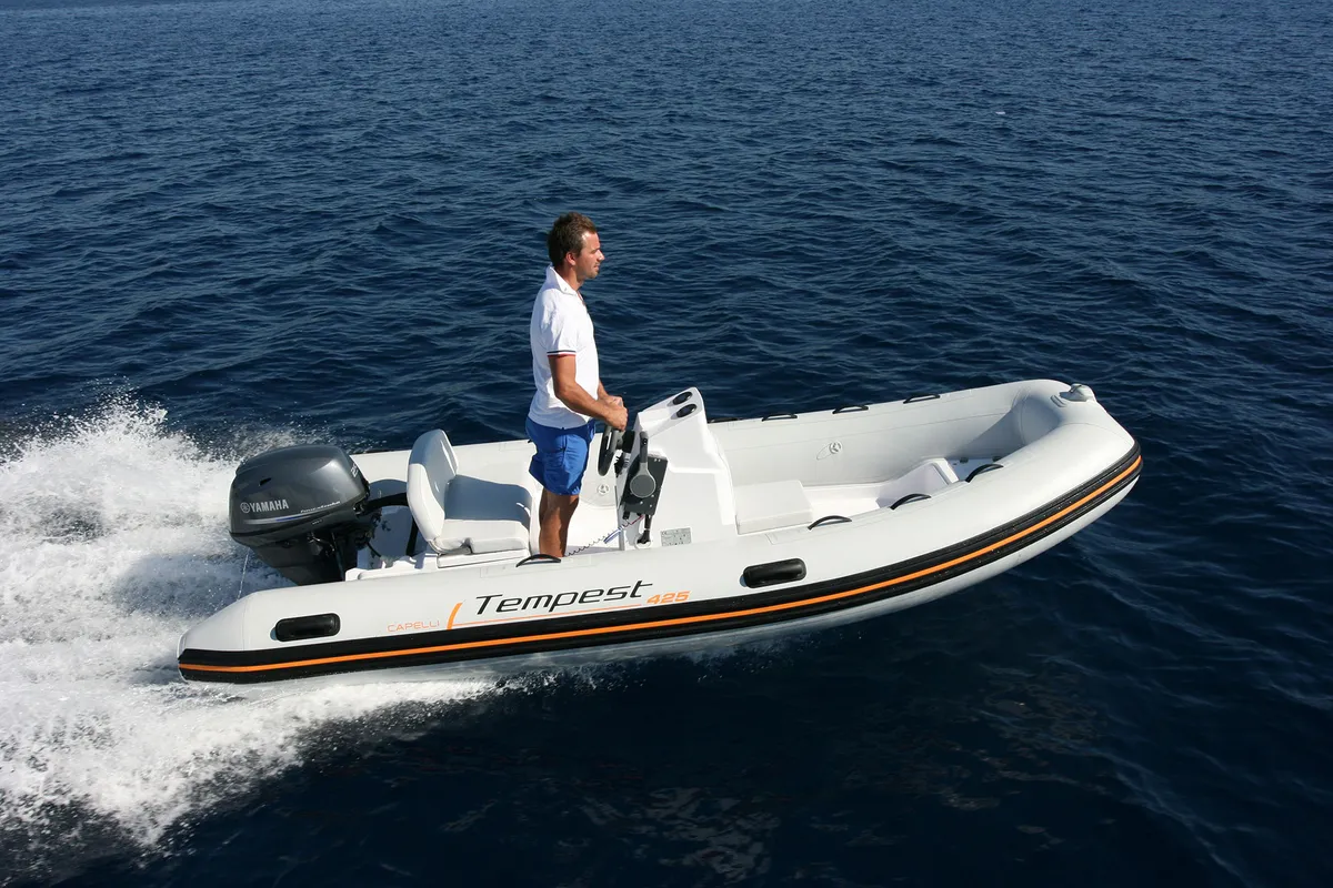 Capelli Tempest 425 Easy: Eine Fahrt mit dem Schlauchboot auf dem Meer