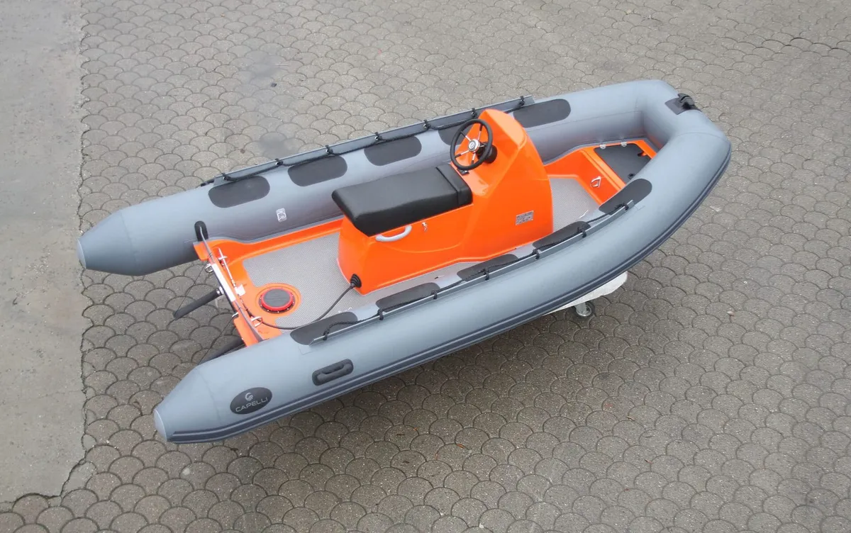 Capelli Tempest 430 Work: Rubber dinghy with steering console on the street