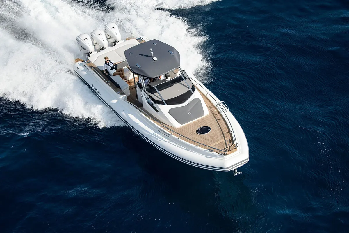 Capelli Tempest 44: Speedboat cruising through high waves