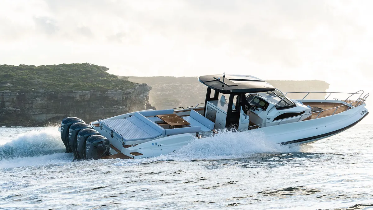 Capelli Tempest 50: Ein Schnellboot rast über das Meer