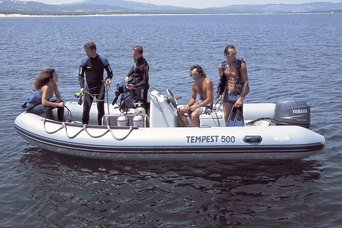 Capelli Tempest 500 Work: Divers on a rubber dinghy at sea