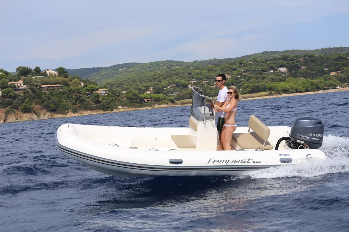 Capelli Tempest 530: Rubber dinghy cruising at sea
