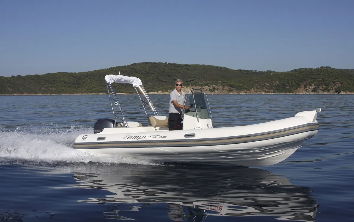 Capelli Tempest 600: Ein Schlauchboot gleitet über das Wasser