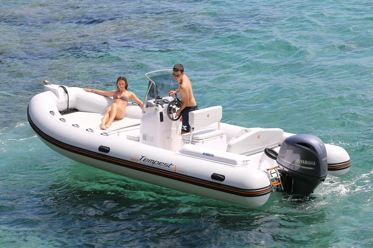 Capelli Tempest 625 Easy: Schlauchboot mit Personen auf See