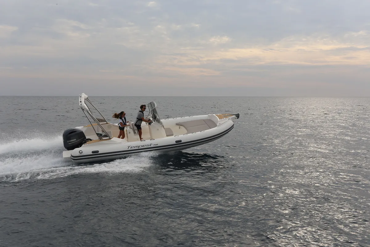 Capelli Tempest 700 Open: Rubber dinghy cruising at sea