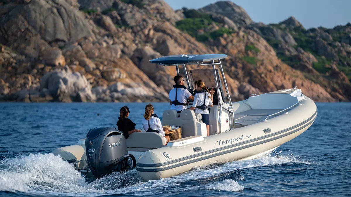 Capelli Tempest 750 Luxe: Bootsfahrt in der Nähe von Felsen
