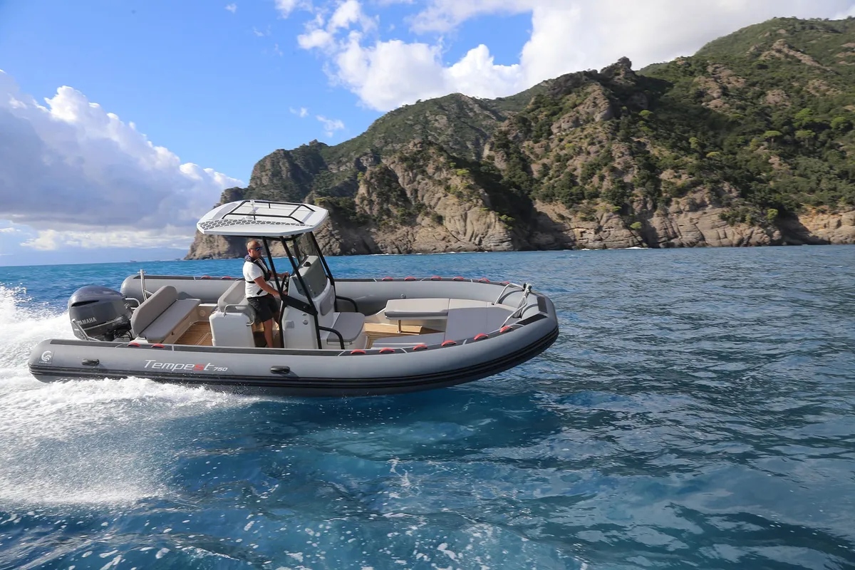 Capelli Tempest 750 Sport: Rubber dinghy cruising along the coastline