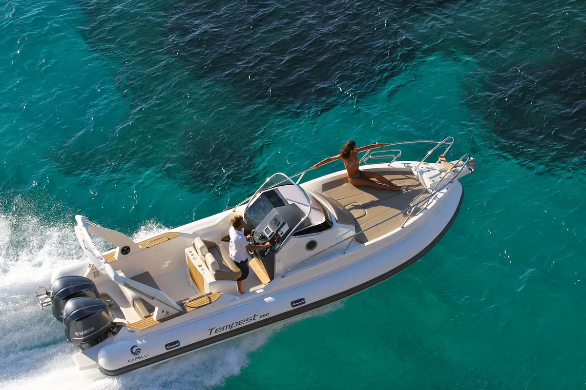 Capelli Tempest 850 WA: Boat cruising at sea