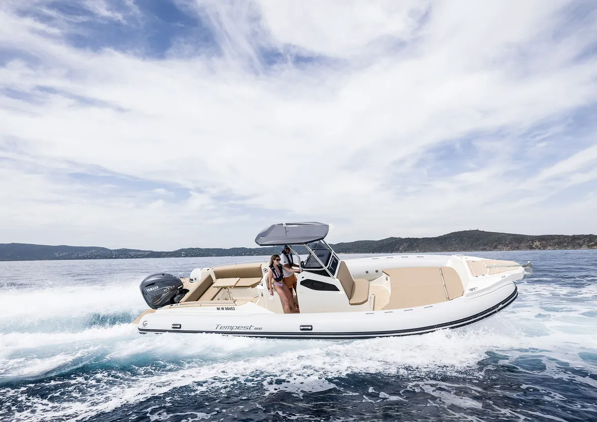 Capelli Tempest 900 Open: Bootsfahrt auf dem Meer