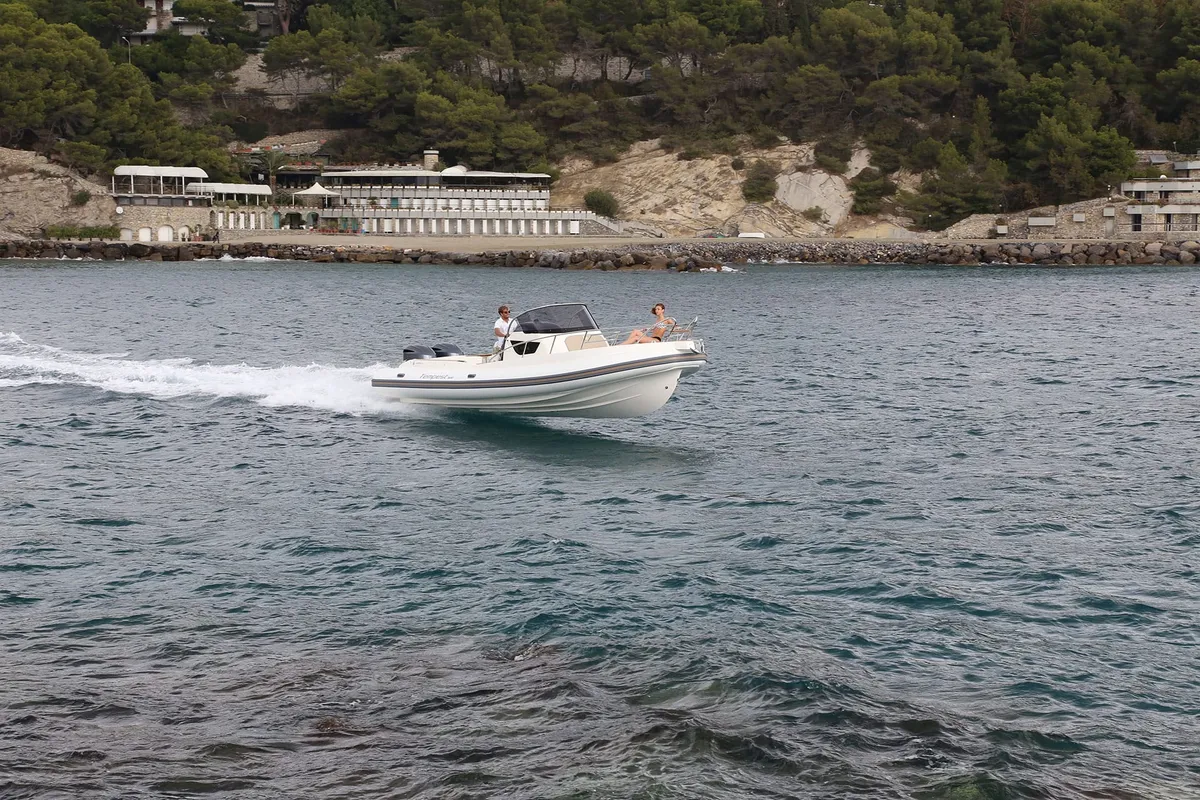 Capelli Tempest 900 WA: Boat cruising at sea