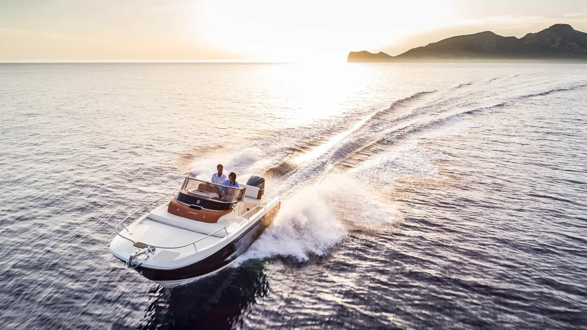 Capoforte Boats CX240: Bootsfahrt auf dem Meer bei Sonnenuntergang