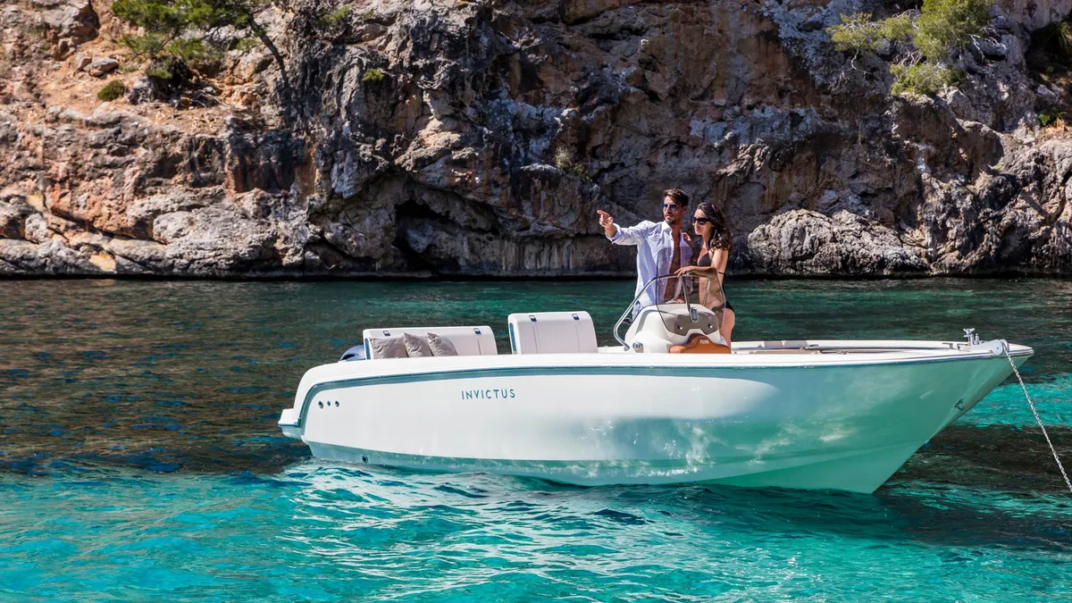Capoforte Boats FX190: Un bateau au large d'une côte rocheuse