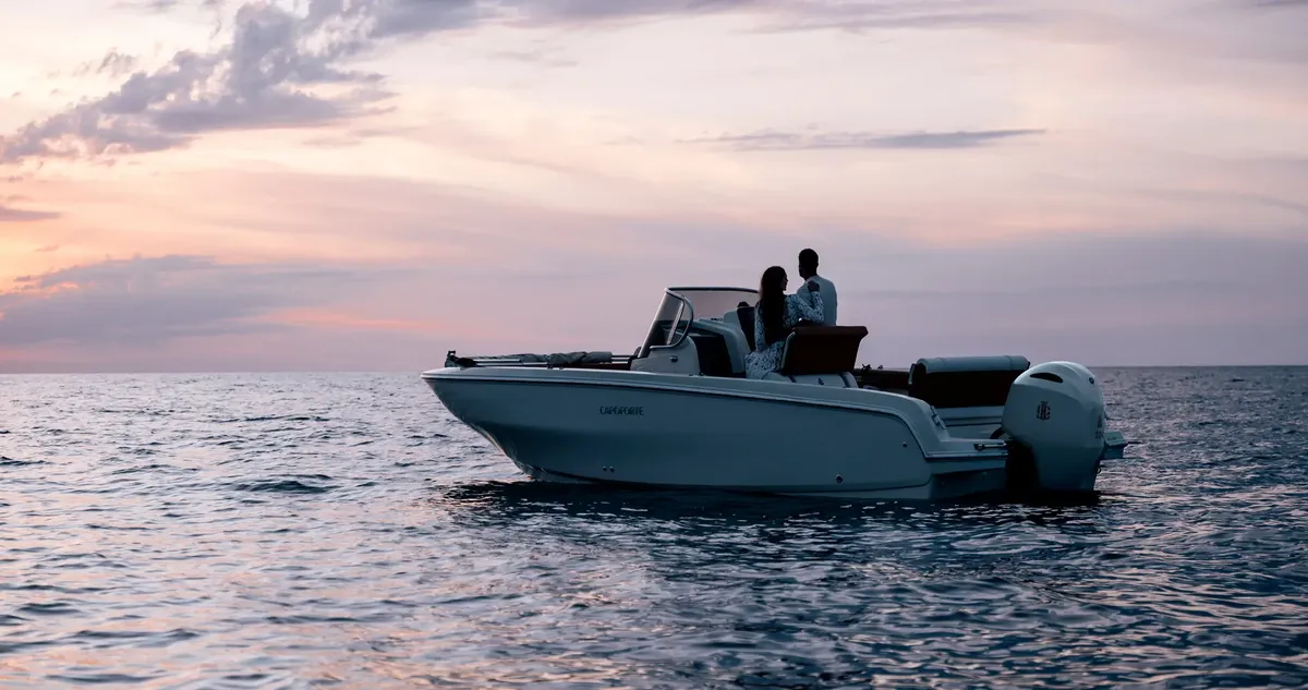 Capoforte Boats FX240: Ein Boot auf dem Meer bei Sonnenuntergang