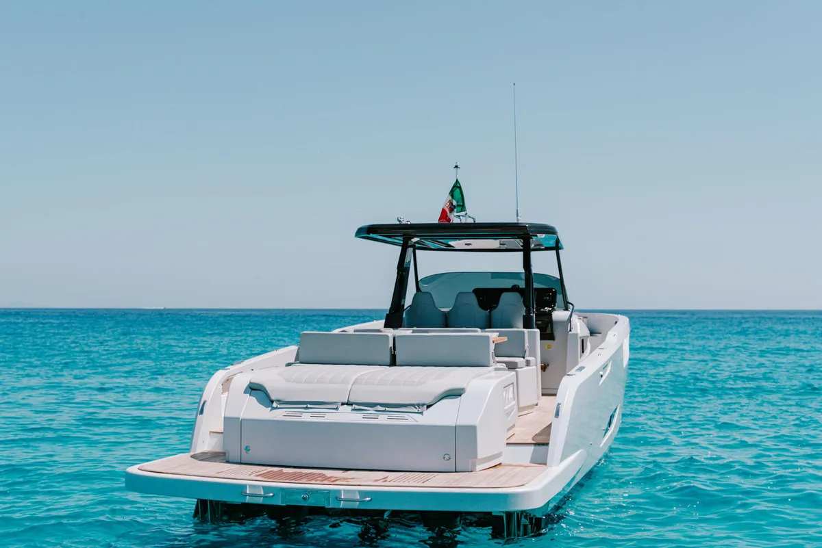 Cayman Yachts 400WA: Boat aft deck at sea