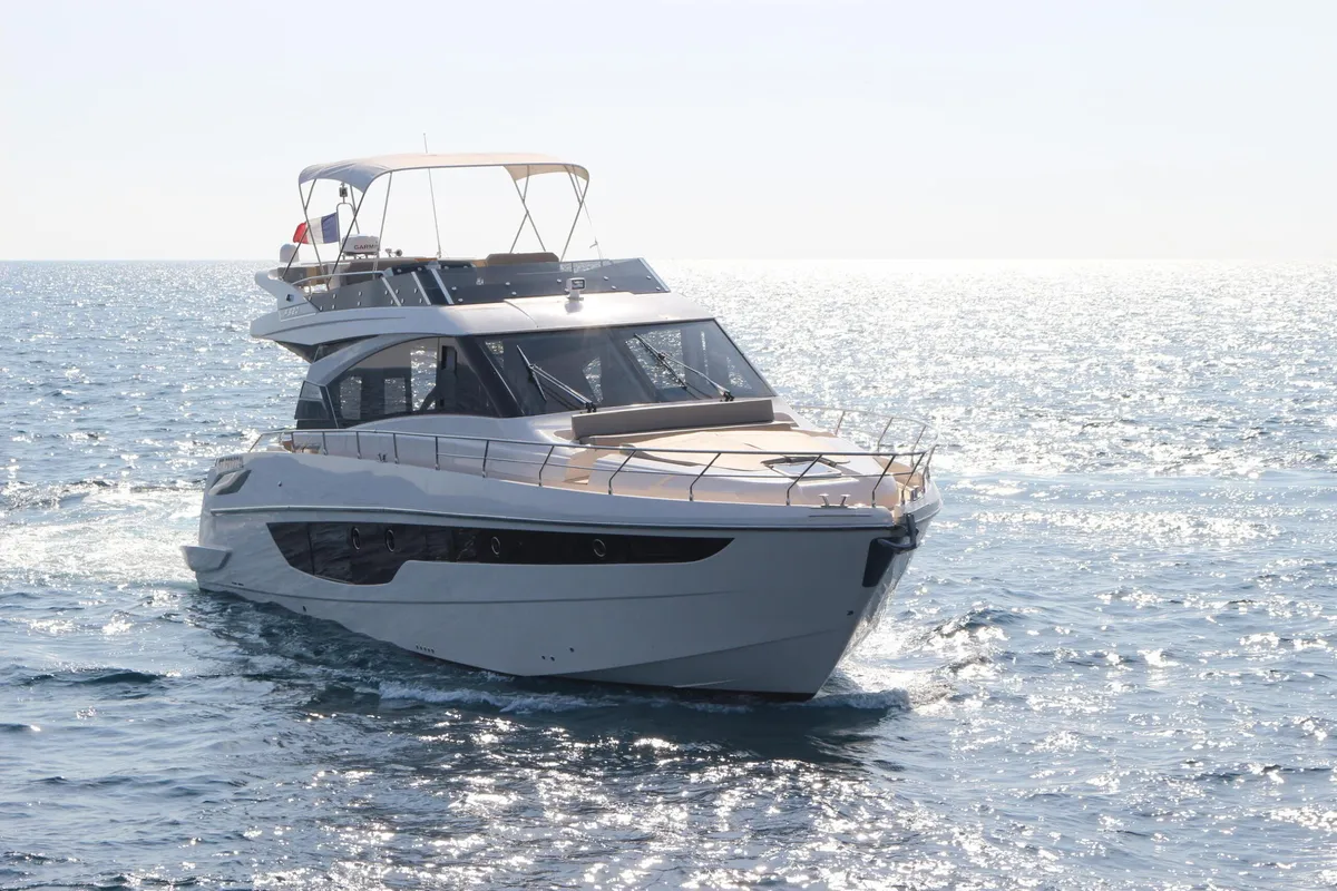 Cayman Yachts F520: Kreuzfahrt mit einer Motoryacht auf dem Meer