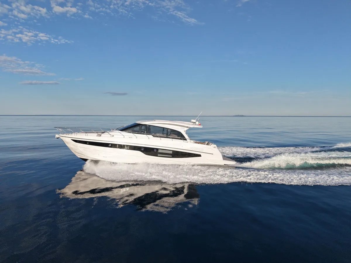 Cayman Yachts S520: Boat cruising at sea