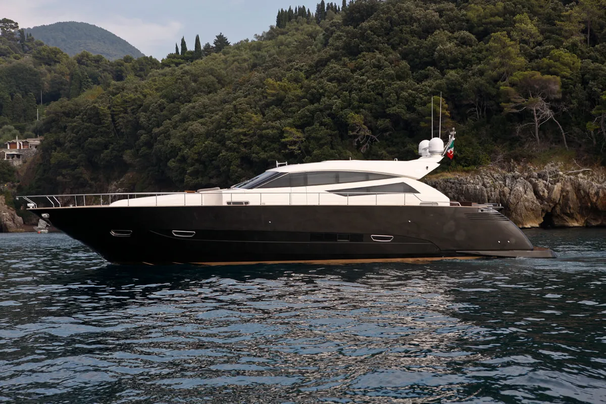 Cayman Yachts S750: Black motorboat off the coast