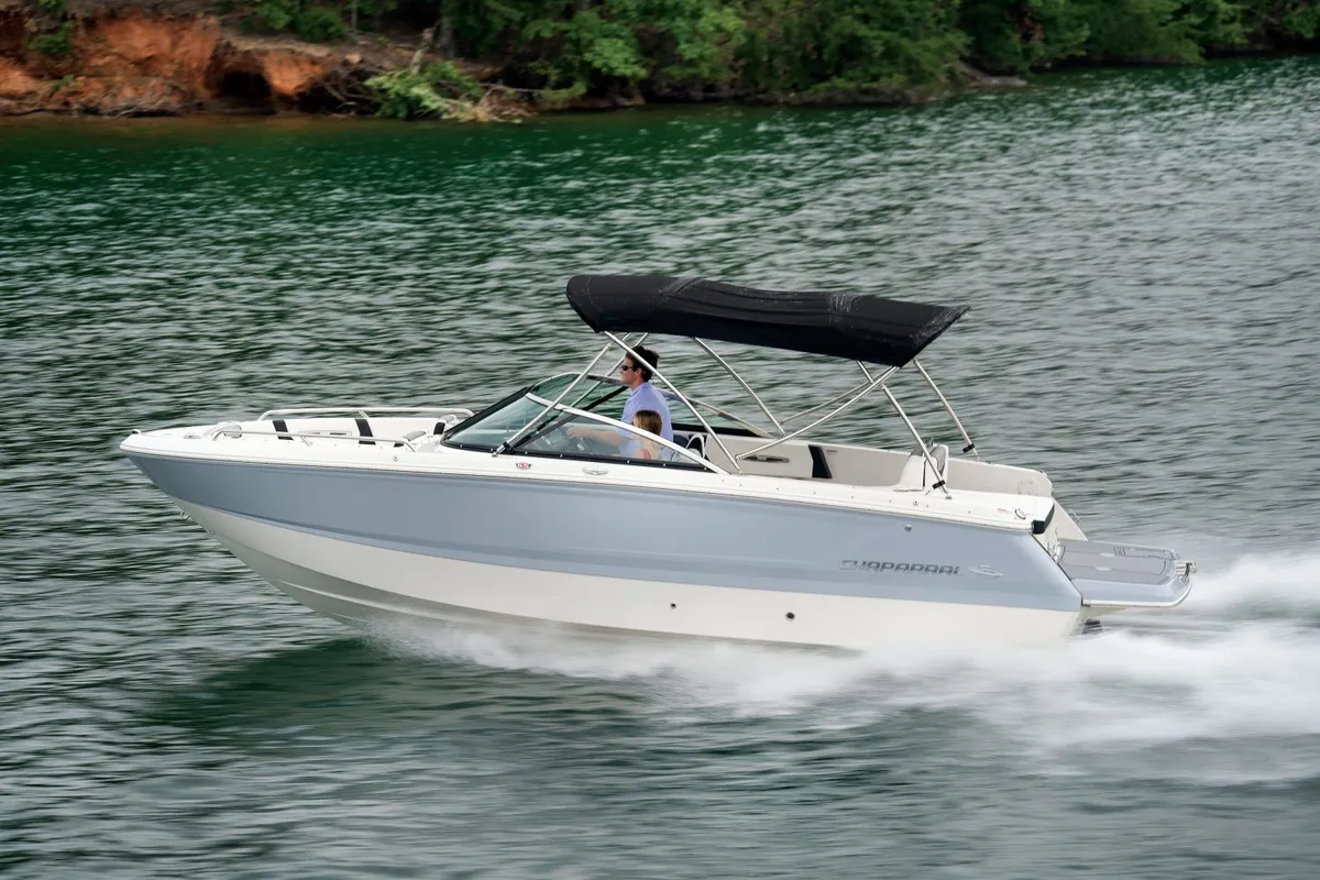 Chaparral SSX 247: Croisière en bateau avec un bimini