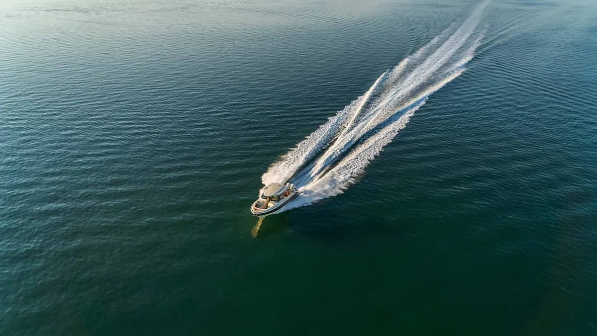 Chris-Craft Calypso 32: Ein Boot, das auf dem Meer fährt und eine Heckwelle hinter sich herzieht