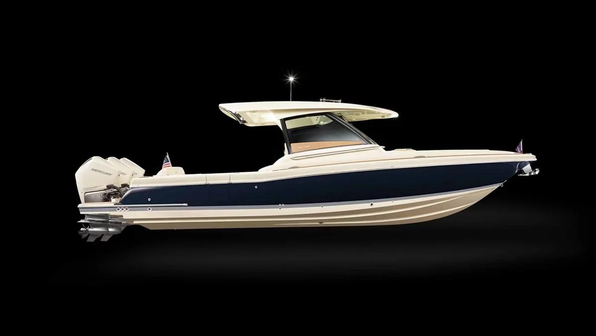Chris-Craft Calypso 35: Seitenansicht eines Bootes vor schwarzem Hintergrund