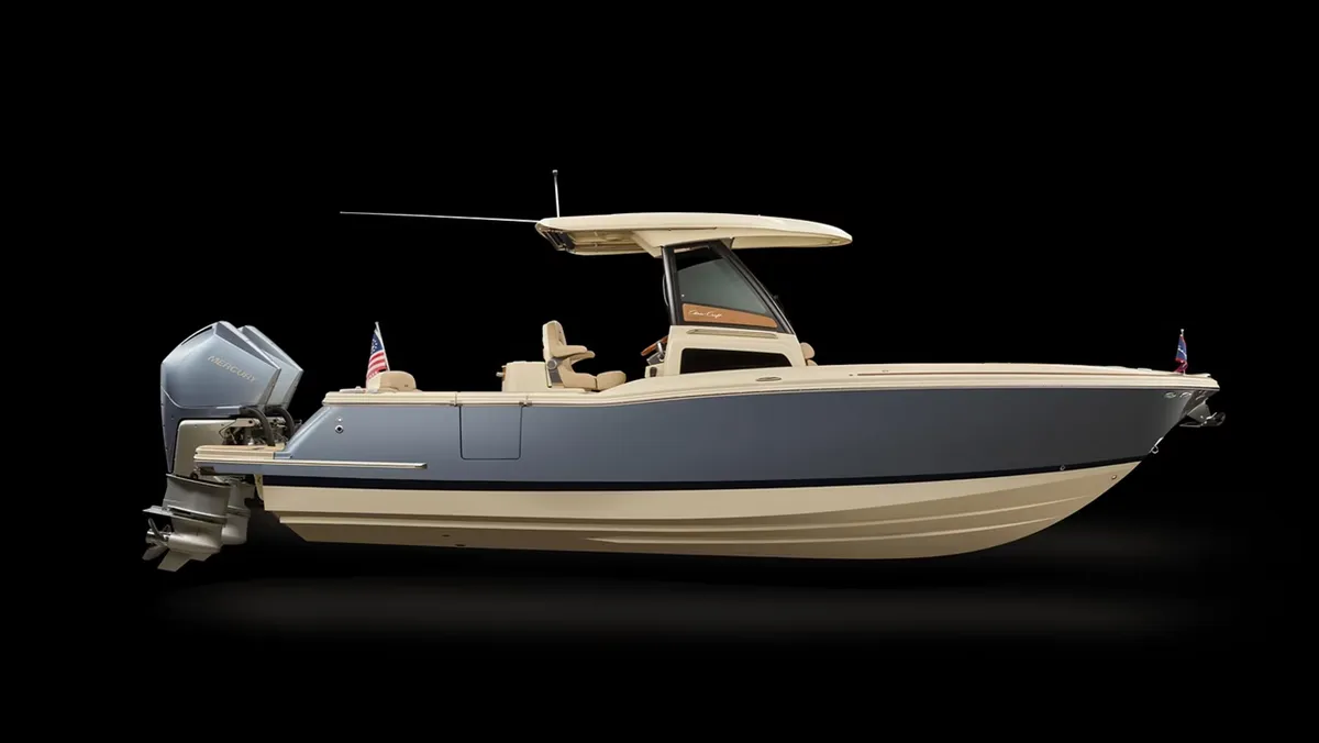 Chris-Craft Catalina 28: Side view of a boat with an outboard motor