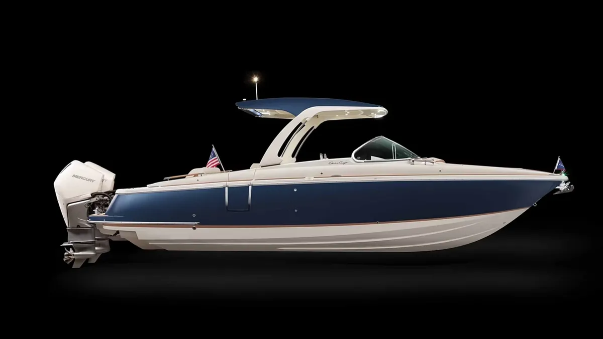 Chris-Craft Launch 31 GT: Seitenansicht eines Bootes vor schwarzem Hintergrund