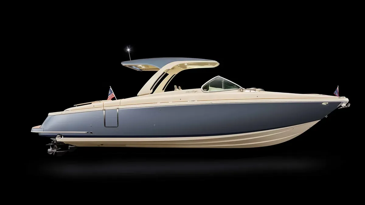 Chris-Craft Launch 35 GT: Photo de studio d'un bateau vue de profil sur fond noir