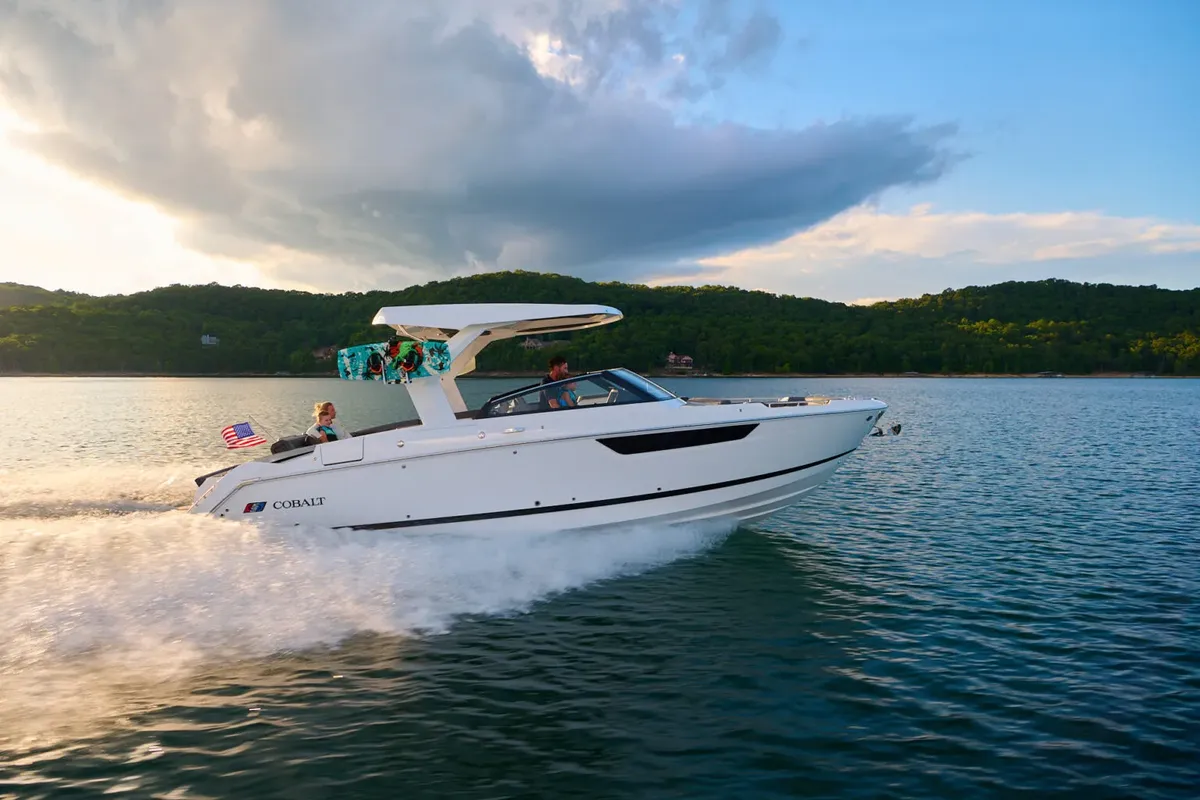 Cobalt Boats R31: Boat cruising on a lake