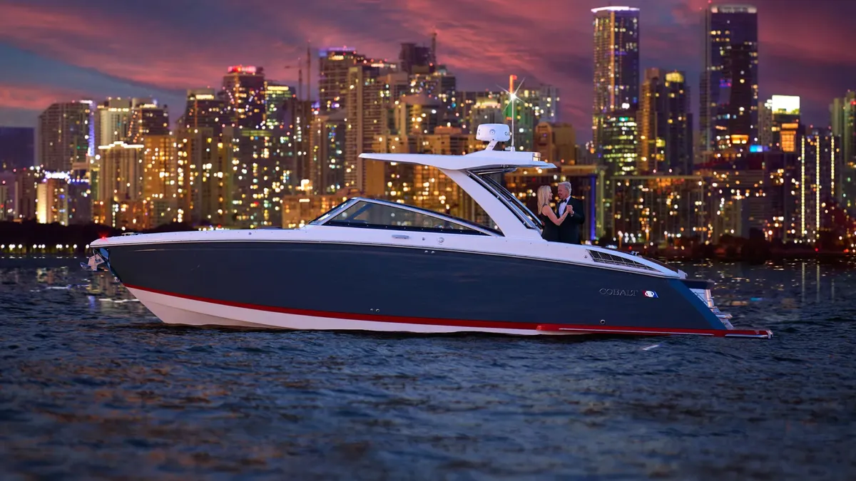 Cobalt Boats R33: Ein Boot, das vor einer Skyline dahingleitet