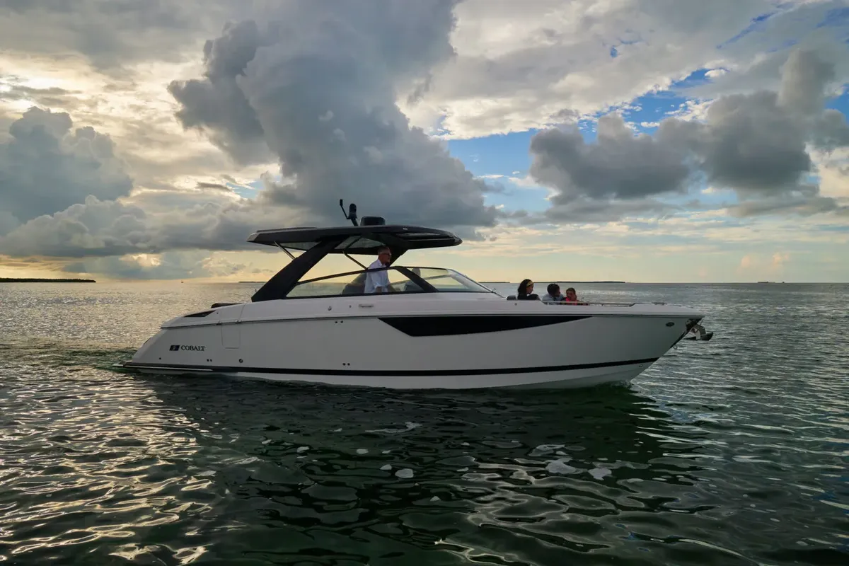 Cobalt Boats R35: Bootsfahrt auf dem Meer