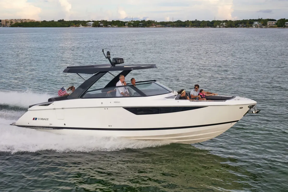 Cobalt Boats R35: Boat cruising with passengers