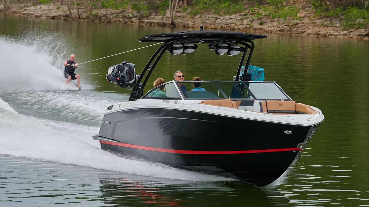Cobalt Boats R8: Ein Boot, das einen Wasserskifahrer zieht